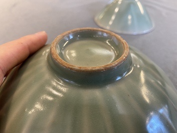 Twee Chinese Longquan celadon kommen, Song of later