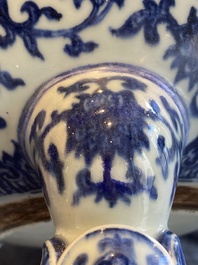 Een grote Chinese blauw-witte driepotige 'bajixiang' wierookbrander met lotusslingers, Qianlong