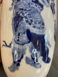 Trois vases en porcelaine de Chine en bleu et blanc, 19&egrave;me