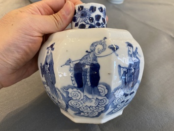 Trois vases en porcelaine de Chine en bleu et blanc, 19&egrave;me