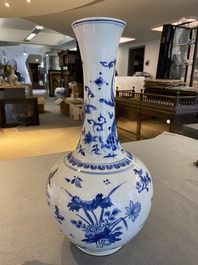 Vase de forme bouteille en porcelaine de Chine en bleu et blanc &agrave; d&eacute;cor d'un dragon, &eacute;poque Transition