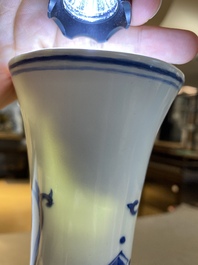 Vase de forme bouteille en porcelaine de Chine en bleu et blanc &agrave; d&eacute;cor d'un dragon, &eacute;poque Transition