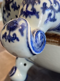 Een grote Chinese blauw-witte driepotige 'bajixiang' wierookbrander met lotusslingers, Qianlong