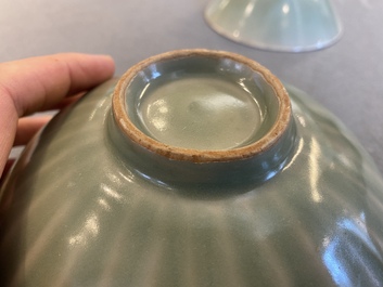 Twee Chinese Longquan celadon kommen, Song of later