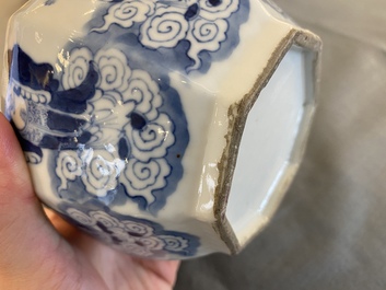 Trois vases en porcelaine de Chine en bleu et blanc, 19&egrave;me