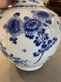 Vase de forme bouteille en porcelaine de Chine en bleu et blanc &agrave; d&eacute;cor d'un dragon, &eacute;poque Transition