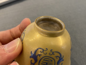 Bol &agrave; th&eacute; en porcelaine de Chine &agrave; d&eacute;cor de caract&egrave;res Shou en &eacute;mail bleu sur fond dor&eacute;, 18/19&egrave;me