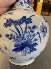 Vase de forme bouteille en porcelaine de Chine en bleu et blanc &agrave; d&eacute;cor d'un dragon, &eacute;poque Transition