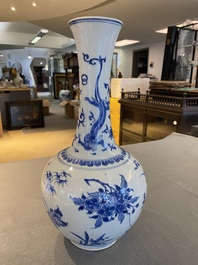 Vase de forme bouteille en porcelaine de Chine en bleu et blanc &agrave; d&eacute;cor d'un dragon, &eacute;poque Transition