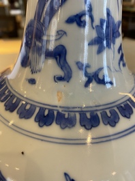 Een Chinese blauw-witte flesvormige vaas met een draak op de hals, Transitie periode