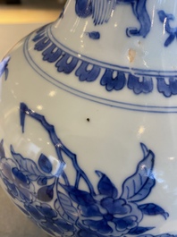 Vase de forme bouteille en porcelaine de Chine en bleu et blanc &agrave; d&eacute;cor d'un dragon, &eacute;poque Transition
