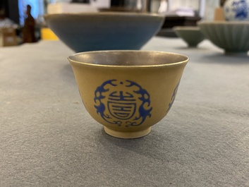 Bol &agrave; th&eacute; en porcelaine de Chine &agrave; d&eacute;cor de caract&egrave;res Shou en &eacute;mail bleu sur fond dor&eacute;, 18/19&egrave;me