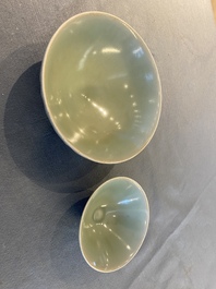 Twee Chinese Longquan celadon kommen, Song of later