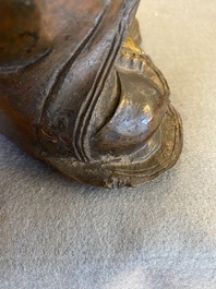 Een Chinese deels vergulde bronzen Guanyin op een lotustroon, Ming