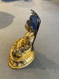 Een kleine Sino-Tibetaanse vergulde bronzen Boeddha, 19e eeuw