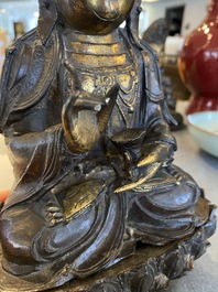 Een Chinese deels vergulde bronzen Guanyin op een lotustroon, Ming