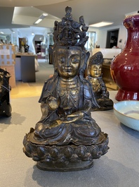 Een Chinese deels vergulde bronzen Guanyin op een lotustroon, Ming