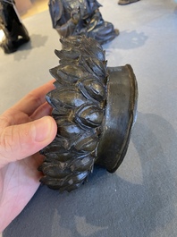 Een Chinese deels vergulde bronzen Guanyin op een lotustroon, Ming