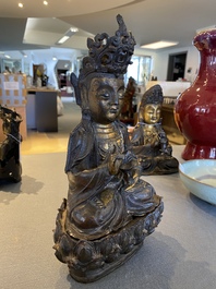 Een Chinese deels vergulde bronzen Guanyin op een lotustroon, Ming