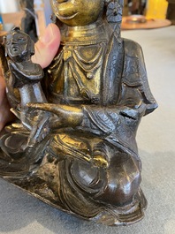 Een Chinese deels vergulde bronzen Guanyin met jongen, Ming