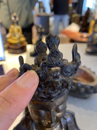 Een Chinese deels vergulde bronzen Guanyin op een lotustroon, Ming