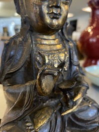 Een Chinese deels vergulde bronzen Guanyin op een lotustroon, Ming