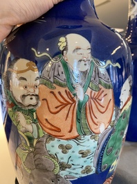 Paire de vases en porcelaine de Chine famille verte &agrave; fond bleu poudr&eacute;, 19&egrave;me