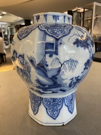 Vase de forme octagonale &agrave; d&eacute;cor chinois en fa&iuml;ence de Delft en bleu et blanc, fin du 17&egrave;me