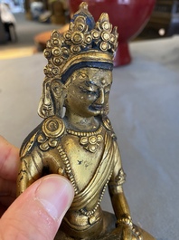 Een Sino-Tibetaanse vergulde bronzen Boeddha Amitayus, Qing