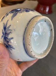 Vase de forme bouteille en porcelaine de Chine en bleu et blanc &agrave; d&eacute;cor floral, &eacute;poque Transition