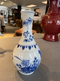 Vase de forme bouteille en porcelaine de Chine en bleu et blanc &agrave; d&eacute;cor floral, &eacute;poque Transition