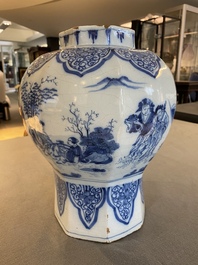 Een fijne octagonale blauw-witte Delftse chinoiserie vaas, eind 17e eeuw