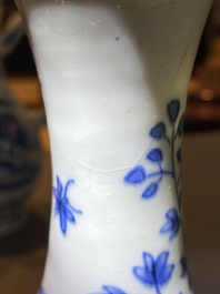 Vase de forme bouteille en porcelaine de Chine en bleu et blanc &agrave; d&eacute;cor floral, &eacute;poque Transition