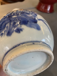 Vase de forme bouteille en porcelaine de Chine en bleu et blanc &agrave; d&eacute;cor floral, &eacute;poque Transition