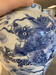 Vase en porcelaine de Chine en bleu et blanc &agrave; d&eacute;cor de dragons, Shunzhi