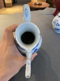 Verseuse en porcelaine de Chine en bleu et blanc &agrave; d&eacute;cor d'un p&ecirc;cheur dans un paysage, &eacute;poque Transition