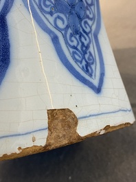 Vase de forme octagonale &agrave; d&eacute;cor chinois en fa&iuml;ence de Delft en bleu et blanc, fin du 17&egrave;me