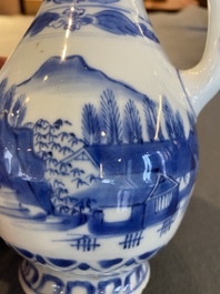 Verseuse en porcelaine de Chine en bleu et blanc &agrave; d&eacute;cor d'un p&ecirc;cheur dans un paysage, &eacute;poque Transition