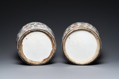 Paire de vases couverts en porcelaine de Chine famille rose &agrave; d&eacute;cor d'antiquit&eacute;s, 19&egrave;me