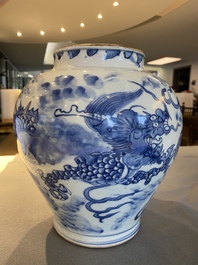 Vase en porcelaine de Chine en bleu et blanc &agrave; d&eacute;cor de dragons, Shunzhi