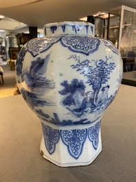 Vase de forme octagonale &agrave; d&eacute;cor chinois en fa&iuml;ence de Delft en bleu et blanc, fin du 17&egrave;me