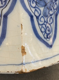 Vase de forme octagonale &agrave; d&eacute;cor chinois en fa&iuml;ence de Delft en bleu et blanc, fin du 17&egrave;me