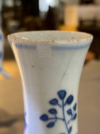 Vase de forme bouteille en porcelaine de Chine en bleu et blanc &agrave; d&eacute;cor floral, &eacute;poque Transition