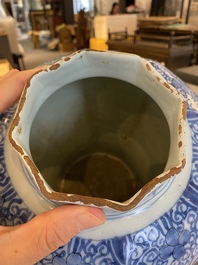 Vase de forme octagonale &agrave; d&eacute;cor chinois en fa&iuml;ence de Delft en bleu et blanc, fin du 17&egrave;me