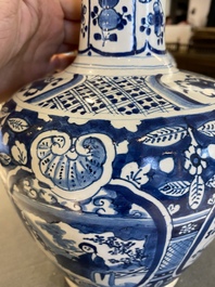 Een paar blauw-witte Delftse flesvormige chinoiserie vazen, 18e eeuw