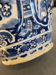 Paire de vases de forme bouteille en fa&iuml;ence de Delft en bleu et blanc, 18&egrave;me