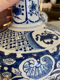 Een paar blauw-witte Delftse flesvormige chinoiserie vazen, 18e eeuw