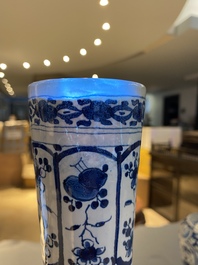 Een paar blauw-witte Delftse flesvormige chinoiserie vazen, 18e eeuw