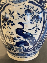 Paire de vases de forme bouteille en fa&iuml;ence de Delft en bleu et blanc, 18&egrave;me