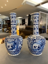 Een paar blauw-witte Delftse flesvormige chinoiserie vazen, 18e eeuw